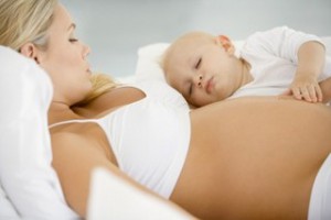 Можно ли кормить грудью во время беременности